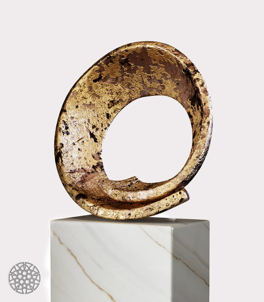 Éclipse Dorée – Sculpture Abstraite en Laiton