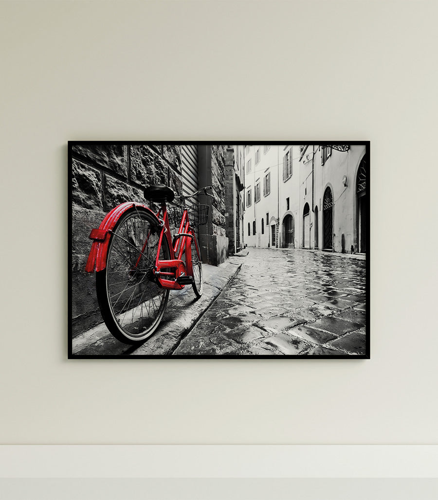 Tableau Vélo Rouge dans une Rue Pavée