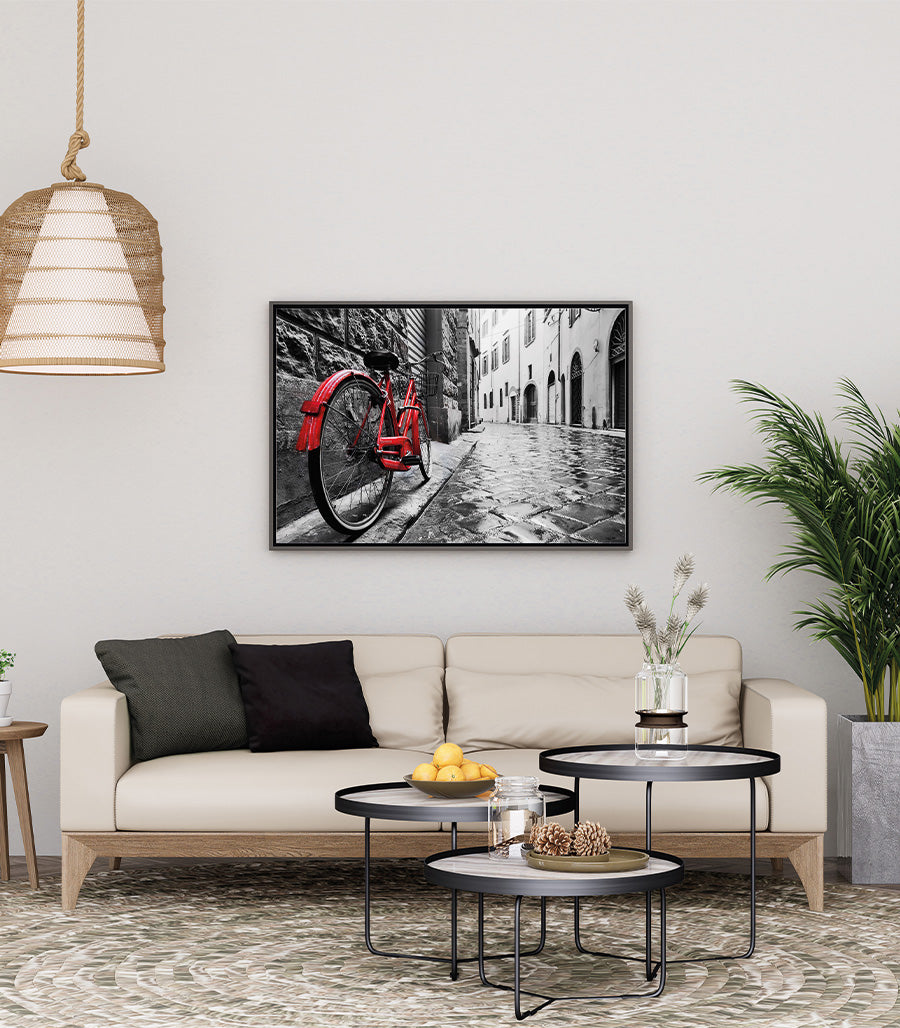 Tableau Vélo Rouge dans une Rue Pavée