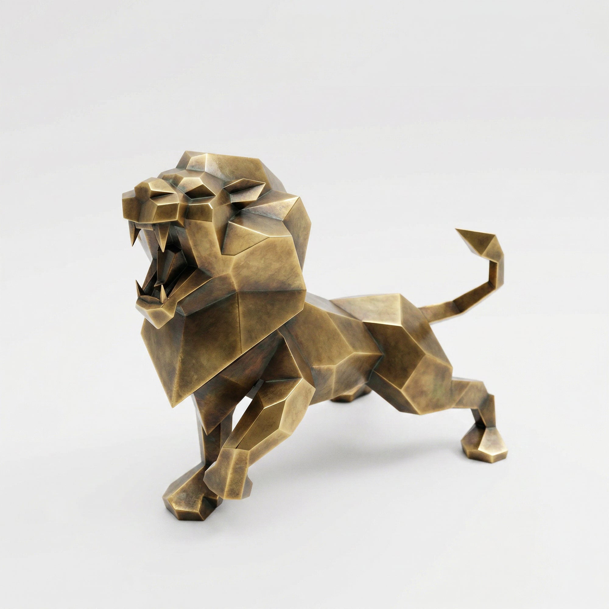 Sculpture Lion Rugissant Facetté