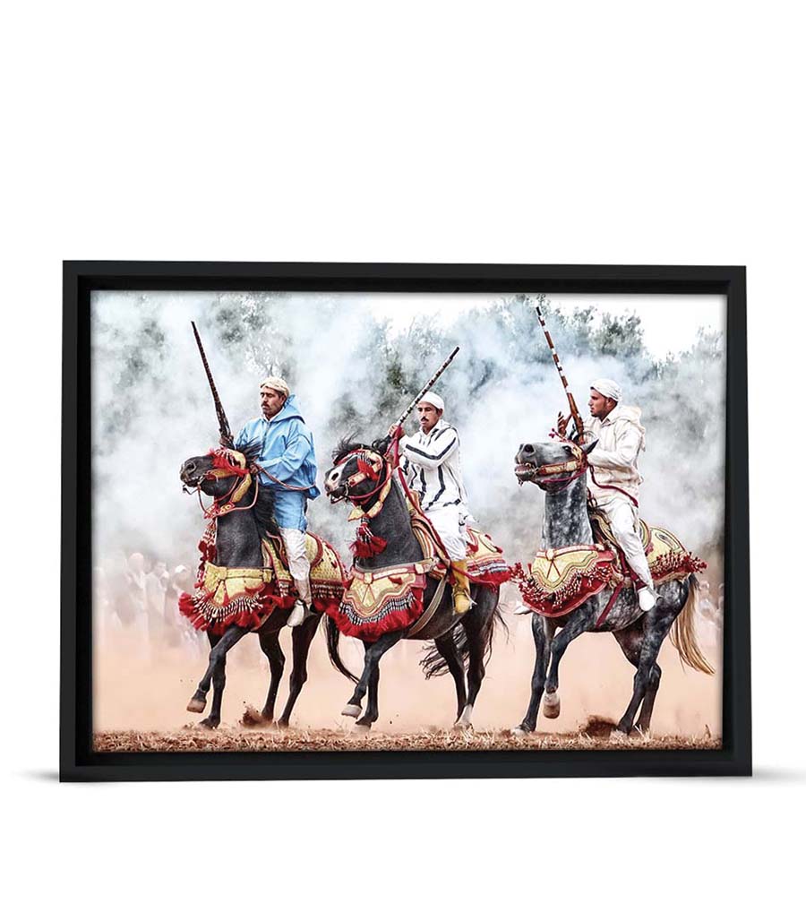 TABLEAU DÉCORATIF CHEVAUX ET TRADITION L&#39;ESPRIT DE LA TBOURIDA CAPTURÉ SUR VELOURS